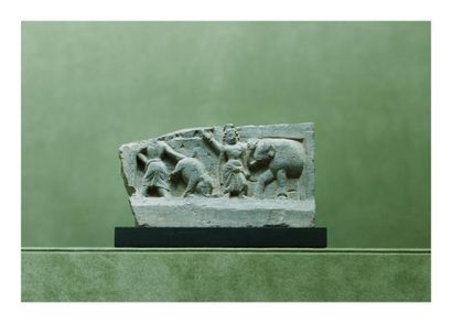  74/ Gandhara 2/4 eme. Petit bas relief en schiste gris sculpté de personnage avec...