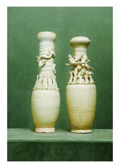  Chine époque Song. Paire de vases en grès émaillé beige, le col décoré en relief...