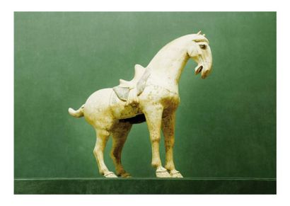Chine époque Tang. Statuette de cheval sellé...