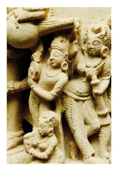 Inde 13ème siècle Stèle en grès gris clair sculpté de vishnu debout entouré de danseuse...