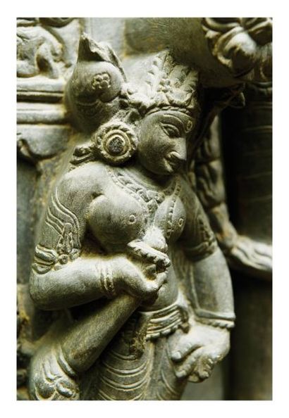 null Palasena. 12ème siècle. Stèle grès gris foncé sculpté de Vishnu debout entouré...