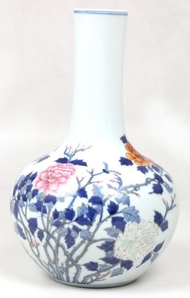 CHINE Vase à long col en porcelaine polychrome à décor fleuri. XXème siècle Haut:...