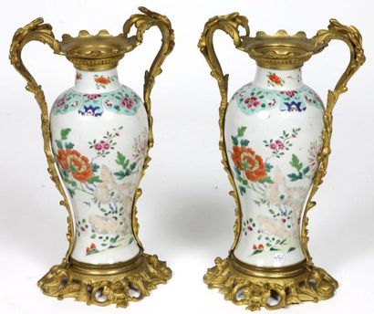 CHINE Paire de vases de forme balustre en porcelaine polychrome à décor de bouquets...
