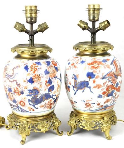 JAPON Paire de potiches montées en lampe en porcelaine polychrome à décor de chimères...