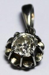 null PENDENTIF en or gris orné d'un diamant coussin de taille ancienne d'environ...