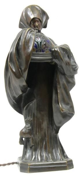 Léo LAPORTE-BLAIRSY (1867-1923) LAMPE figurative en bronze à patine brune, l'abat-jour...