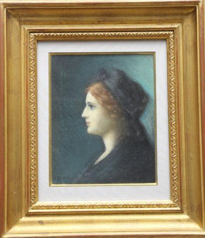 E. GROEME (XIX-XXème siècles) Profil de jeune fille Pastel signé en bas à gauche...