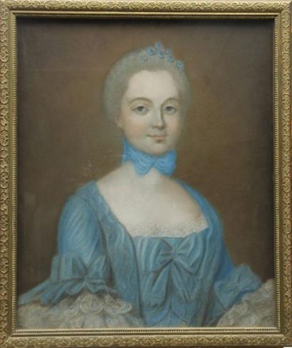 Ecole Française du XVIIIème siècle Portrait de femme à la robe bleue Pastel 57 x...