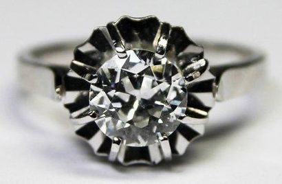 null SOLITAIRE en or gris retenannt un diamant de 1,13 carat de couleur H et de pureté...