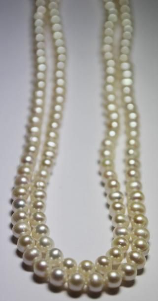 null SAUTOIR de perles de culture blanches. Longueur: 58 cm Poids brut: 82,6 g