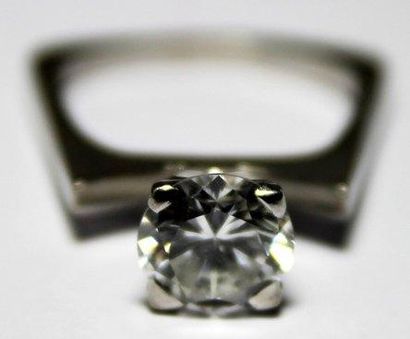 null SOLITAIRE en or gris ornée d'un diamant de taille moderne d'environ 2 carats,...