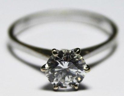 null SOLITAIRE en or gris orné d'un diamant de taille moderne d'environ 1 carat....