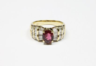 null BAGUE en or jaune ornée d'un rubis de taille ovale la monture ornée de diamants...