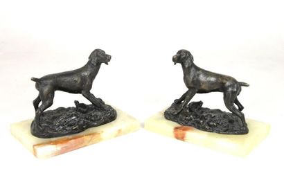 EDOUARD DROUOT (1859-1945) Deux chiens en pendant Paire de bronzes à patine brune...