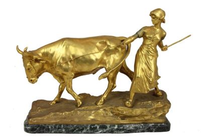 EDOUARD DROUOT (1859-1945) Groupe en bronze doré représentant une fermiere tirant...