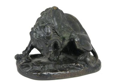 ANTOINE-LOUIS BARYE (1796-1875) Lion luttant avec un serpent Statuette en bronze...
