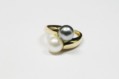 null "BAGUE en or jaune en "" toi et moi "" ornée de deux perles, une perle blanche...