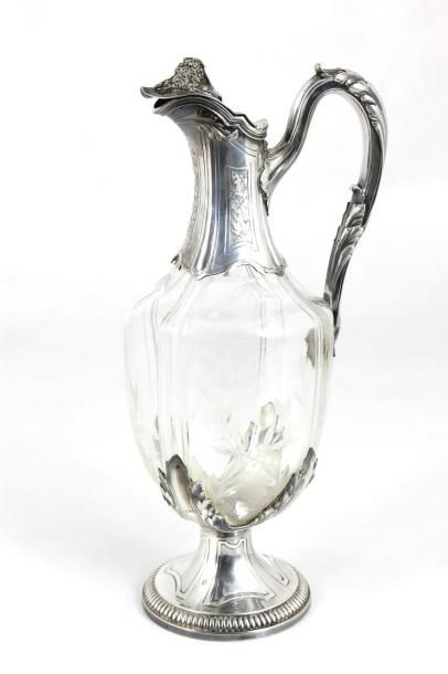 null AIGUIERE en verre gravé, la monture et le piedouche en argent ciselé de motifs...