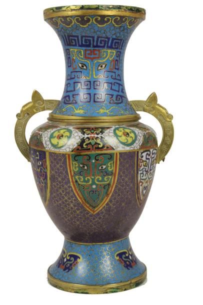 CHINE Vase en cloisonné doré à deux anses en forme de chimères (percé et restauration...