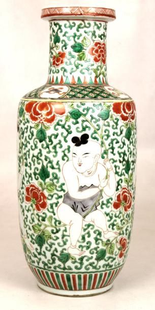 CHINE Vase rouleau en porcelaine de la famille verte décor enfants (restauration...