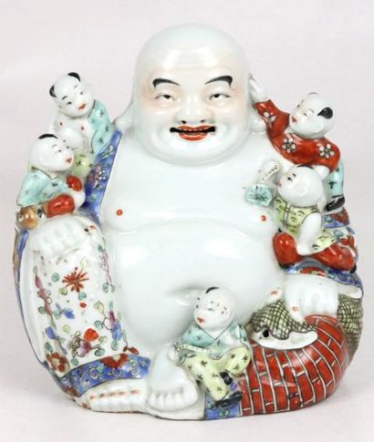 CHINE Bouddha souriant et ses enfants en porcelaine polychrome (léger éclat) Fin...