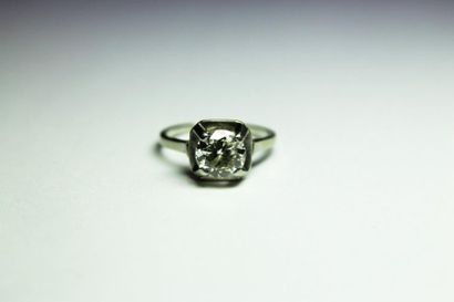 null SOLITAIRE en platine et or gris ornée d'un diamant de taille moderne d'environ...