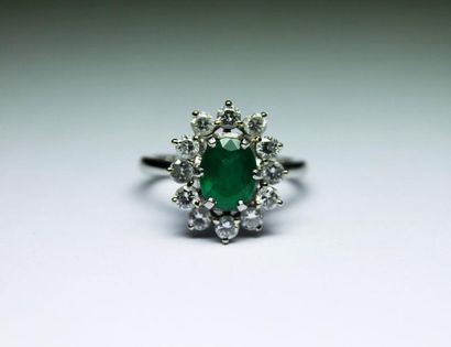 null BAGUE pompadour en or gris sertie d'une émeraude de taille ovale entourée de...