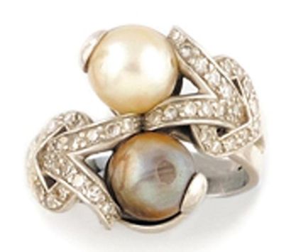 null "BAGUE en platine ornée de deux perles grise et blanche montées en "toi et moi"...