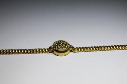 null MONTRE en or jaune, capot ciselé,le boitier rond, bracelet au motif gourmette...