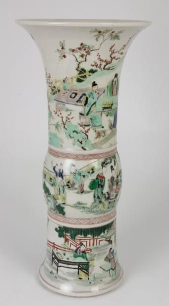 CHINE Grand vase rouleau en porcelaine de la famille verte à décor dans des réserves...