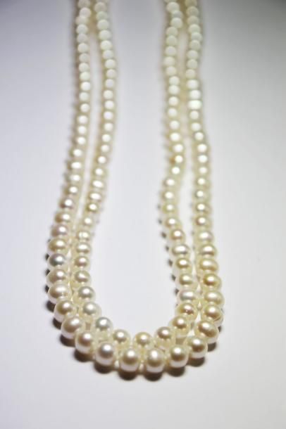 null SAUTOIR de perles de culture blanches. Longueur: 58 cm Poids brut: 82,6 g A...