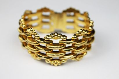 null BRACELET MANCHETTE en or jaune ajouré stylisant un motif sur or jaune lisse...