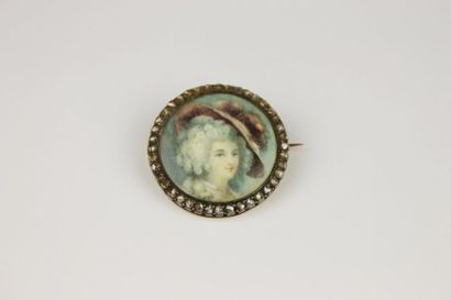 null BROCHE en or jaune et argent ornée d'une miniature peinte stylsant un portrait...