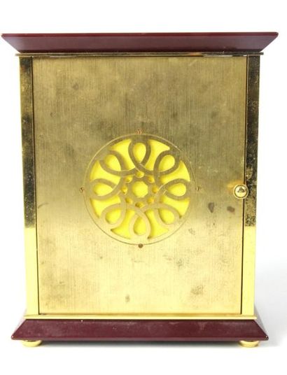 HERMES Paris Pendule rectangulaire en laque et métal doré brossé, cadran rond à chiffres...