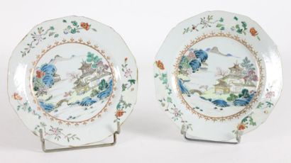 CHINE de COMMANDE Deux assiettes en porcelaine à bordure contournée, décorées en...