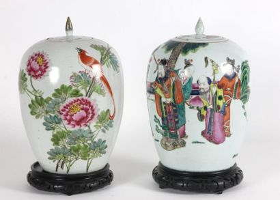CHINE Paire de potiches couvertes en porcelaine polychrome à décor de scènes traditionnelles...