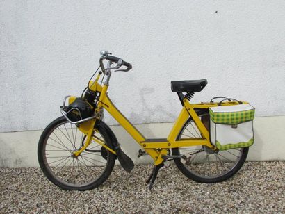 C1970 Vélo Solex S3800. De couleur jaune et noir avec ses 2 sacoches En tant que cyclomoteur,...