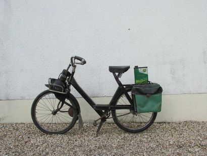 C1972 VéloSolex S3800 De couleur noire avec ses deux sacoches.A restaurer