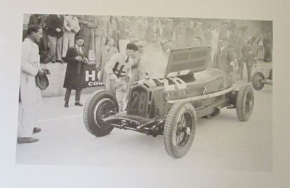 null Lot de 3 photographies d'automobiles en course au grand prix de Monaco, 51 x...