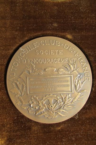 null Lot de médailles dans son cadre comprenant: -Médaille en Bronze Dorée de L'ACT,...