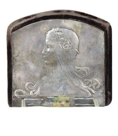Félix RASUMNY (1869-1940) Buste de femme Elément en métal argenté appliqué sur velours...