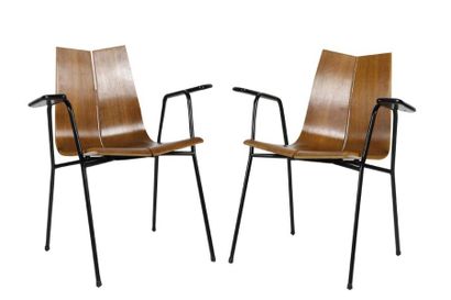 HANS BELLMANN (1911-1990) Paire de fauteuils, les assises, se prolongeant en dossier,...
