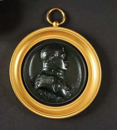 null «L'Empereur Napoléon Ier de profil en uniforme» Médaillon en bronze patiné....