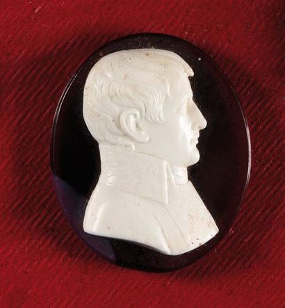null Bonaparte 1er consul Pierre dure sur médaillon ovale en verre coloré. 4.5 x...