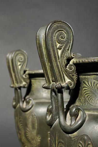null Paire de vases en bronze patiné orné de personnages à l'antique. Les anses décorées...