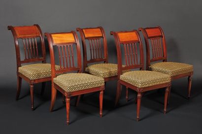 null Suite de cinq chaises (deux paires) et une d'un modèle légèrement différent...