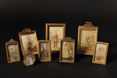 null Ensemble de huit petits cadres en bois et laiton doré avec des photographies...