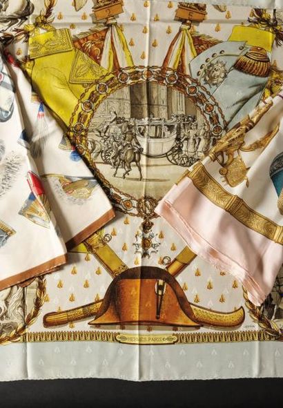 null Foulard HermèsCarré en soie «Napoléon» de Ledoux. 90 x 90 cm. Fond ivoire, bordure...