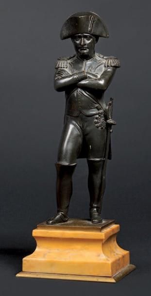 null «L'Empereur Napoléon Ier en pied, les bras croisés.» Sujet en bronze à patine...