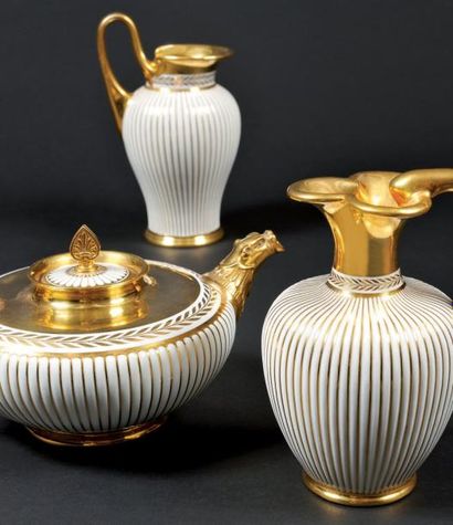 Sèvres Manufacture Royale Rare et tres élégant service en porcelaine blanche a décor...